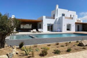 Bazén v ubytovaní Blue Orchid Villa Mykonos alebo v jeho blízkosti