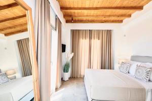 Posteľ alebo postele v izbe v ubytovaní Blue Orchid Villa Mykonos