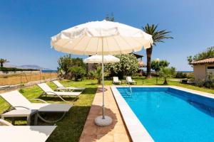 Bazén v ubytovaní Effie Beach Front Apartment with Pool alebo v jeho blízkosti