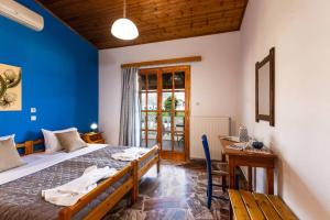 Posteľ alebo postele v izbe v ubytovaní Effie Beach Front Apartment with Pool