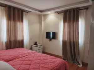 TV a/nebo společenská místnost v ubytování Ramco For Furnished Apartments And Accommodation Compound Leila