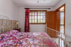 een slaapkamer met een bed en een raam bij Mi Casa in Caleta De Velez