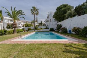 uma piscina no quintal de uma casa em Mi Casa em Caleta De Velez