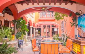 un patio avec une table et des chaises dans un bâtiment dans l'établissement Casa De La O, à San Miguel de Allende