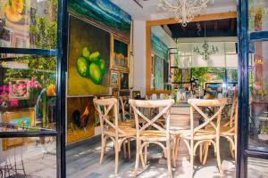 - une salle à manger avec une table et quatre chaises dans l'établissement Casa De La O, à San Miguel de Allende