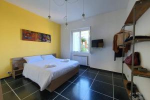 um quarto com uma cama e um beliche em Chiara Holiday Home em Chiavari