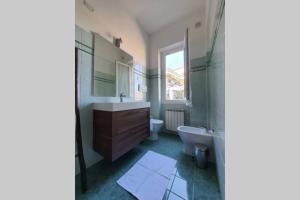 ein Badezimmer mit Waschbecken, Toilette und Spiegel in der Unterkunft Chiara Holiday Home in Chiavari + 43 Fotos