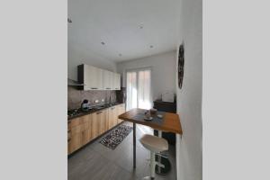 eine Küche mit einem Holztisch und einer Theke in der Unterkunft Chiara Holiday Home in Chiavari