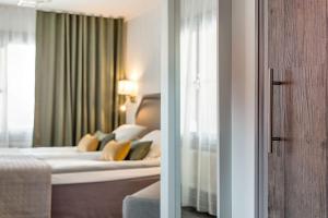 Postel nebo postele na pokoji v ubytování Högbo Brukshotell & Spa