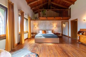 um quarto com uma cama e piso em madeira em QUATTROVIGNE - Country House em Mango