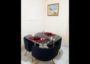 聖米格爾德圖庫曼的住宿－Departamento Congreso de Tucuman 561，一张桌子、两把椅子和一张玻璃桌,上面有食物