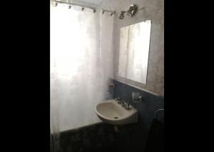 ein Bad mit einem Waschbecken und einem Spiegel in der Unterkunft Departamento Congreso de Tucuman 561 in San Miguel de Tucumán