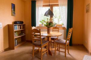 a dining room with a table and chairs and a window at Ferienwohnung Meinersen in Meinersen