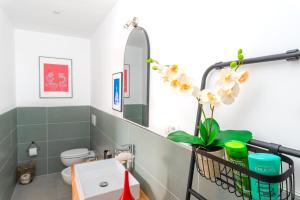 Un baño con lavabo, inodoro y espejo. en Villa Amura - Due Golfi, en SantʼAgata sui Due Golfi 41 fotos más