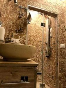 een badkamer met een wastafel en een douche bij Incanto in Altamura