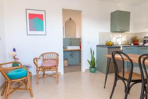 Una cocina y un comedor con mesa y sillas. en Villa Amura - Due Golfi, en SantʼAgata sui Due Golfi