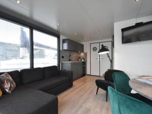 ein Wohnzimmer mit einem Sofa und einem Tisch in der Unterkunft Beautiful Houseboat in the harbour of Volendam near Centre in Volendam
