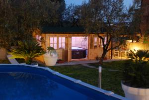 a backyard with a pool and a house at Le Cerbaie - Casa Vacanze in Lamporecchio