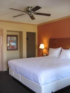 Voodi või voodid majutusasutuse Americas Best Value Inn - Porterville toas