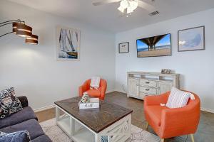 a living room with two chairs and a table at Yachta-Yachta in Port Aransas