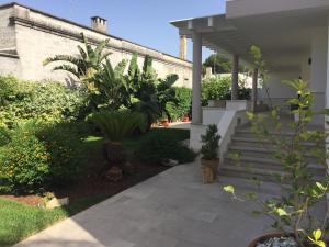 een tuin met planten en trappen in een huis bij Villa Sterlizia in Veglie