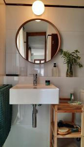 een badkamer met een witte wastafel en een spiegel bij Casa Carmen in Laroles