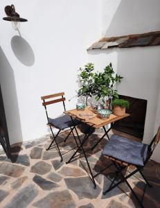 een tafel en twee stoelen met planten erop bij Casa Carmen in Laroles +24 foto's