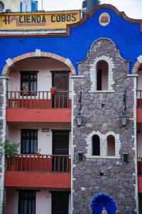 un bâtiment à la façade bleue et rouge dans l'établissement Hotel Hacienda de Cobos, à Guanajuato