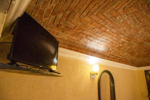 TV de pantalla plana colgada en la pared en Hotel Hacienda de Cobos, en Guanajuato