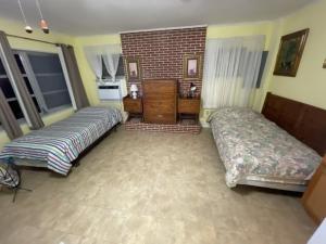 Llit o llits en una habitació de Rim Canal Cottage - Access to Fishing, Just off Lake Okeechobee! cottage