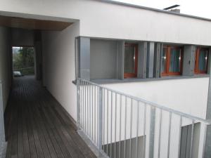 einen Balkon eines Gebäudes mit orangefarbenen Türen in der Unterkunft Elegante Appartamento Vacanza/Business in Brianza 