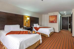 een hotelkamer met 2 bedden in een kamer bij Paris FC Hotel in Poza Rica de Hidalgo