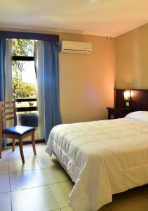 Una cama o camas en una habitación de Hotel El Paraiso De La Sierra