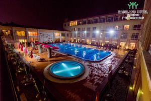 A view of the pool at Easeland Hotel Guangzhou or nearby