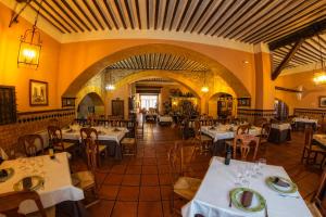 Reštaurácia alebo iné gastronomické zariadenie v ubytovaní Hotel Bodega La Venta