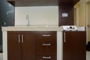 Η κουζίνα ή μικρή κουζίνα στο Comfortable 2BR at Meikarta Apartment By Travelio +11 φωτογραφίες
