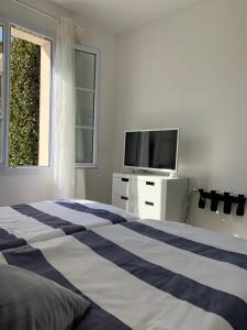 Μια τηλεόραση ή/και κέντρο ψυχαγωγίας στο Maison Lermarin 85