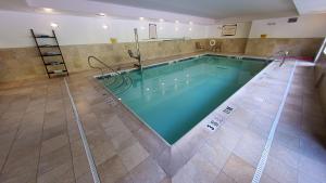 una gran piscina con una gran piscina azul en Staybridge Suites East Stroudsburg - Poconos, an IHG Hotel, en East Stroudsburg