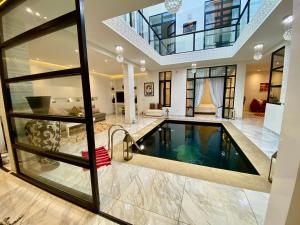 Casa grande con piscina y sala de estar. en RIAD NOLITA & SPA Kasbah, en Marrakech