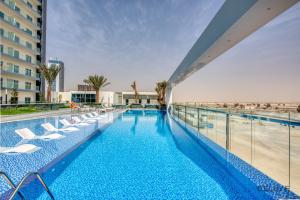 Gleeful 1BR in Bella Rose Al Barsha South by Deluxe Holiday Homes 내부 또는 인근 수영장