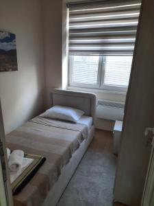Un pat sau paturi într-o cameră la Apartman Karadjordje 2