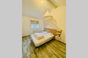 une petite chambre avec un lit et une fenêtre dans l'établissement Les pignots Logement T2 Bassin Arcachon, à Gujan-Mestras