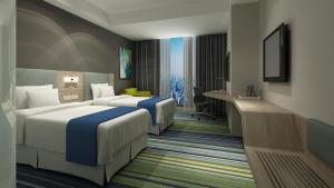 a hotel room with two beds and a desk at Holiday Inn Express Yingkou Onelong Plaza by IHG in Gaizhou +73 photos