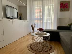 - un salon avec un canapé et une table dans l'établissement Apartment Nina, à Varaždin