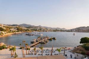 - une vue sur un port avec des bateaux dans l'eau dans l'établissement D PLAJ REZİDANS, à Yalıkavak
