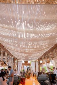 D PLAJ REZİDANS في ياليكافاك: مظلة بيضاء كبيرة فوق بار في مطعم