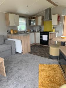 een keuken en een woonkamer met een bank en een tafel bij The Castleton in Dunoon