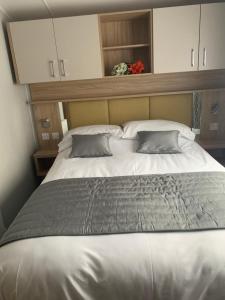 Ліжко або ліжка в номері The Castleton Sea View 13
