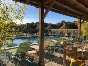 - une vue sur la piscine d'un complexe dans l'établissement Lodges en Provence - Ecogîtes & Restaurant insolites, à Richerenches