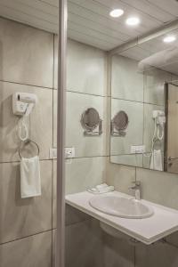 Regenta Central Somnath, Bhalpara的一间浴室